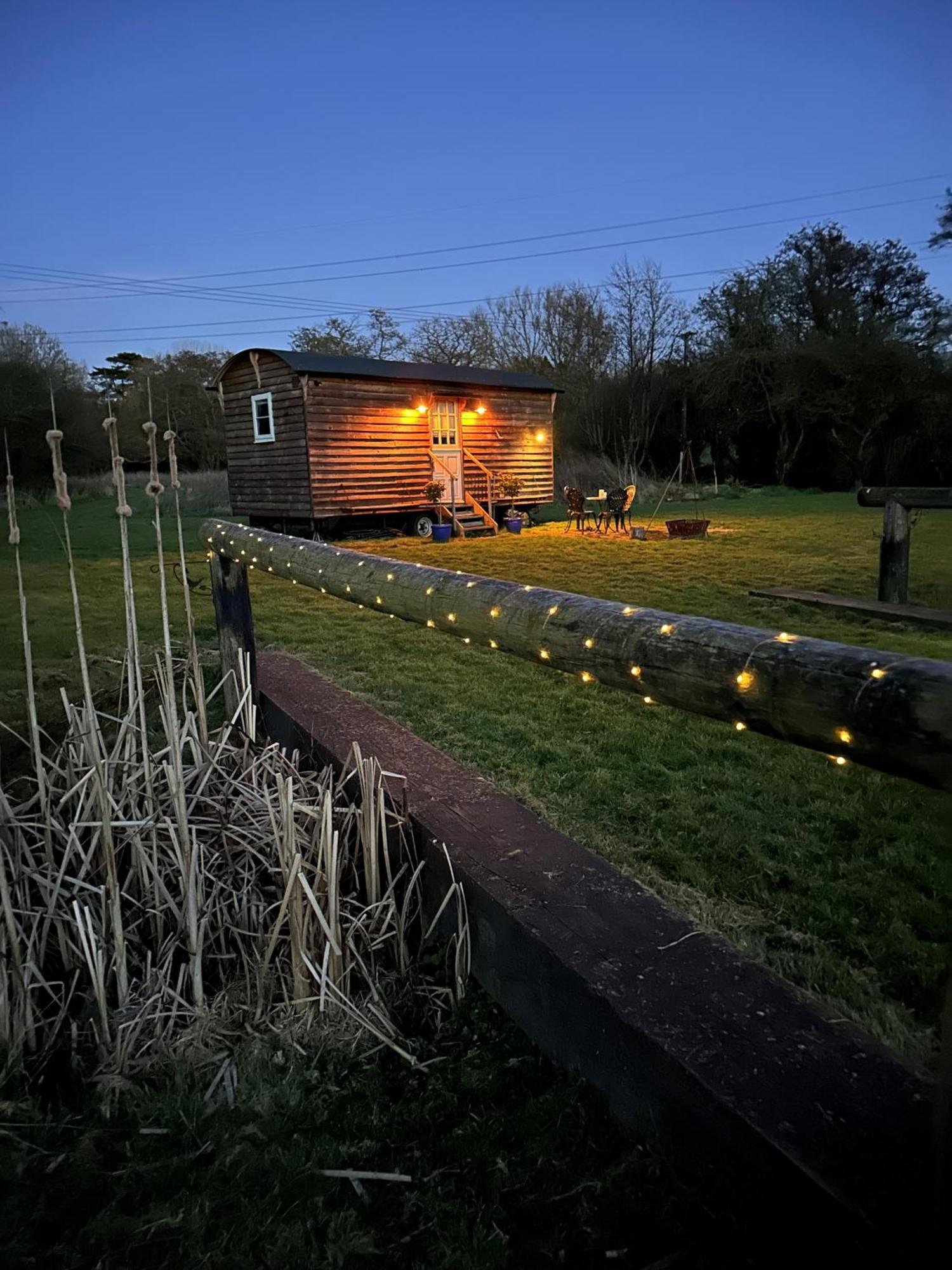 Mountbatten Shepherds Hut & Buckhurst Shepherds Hut Ashford  Exterior photo